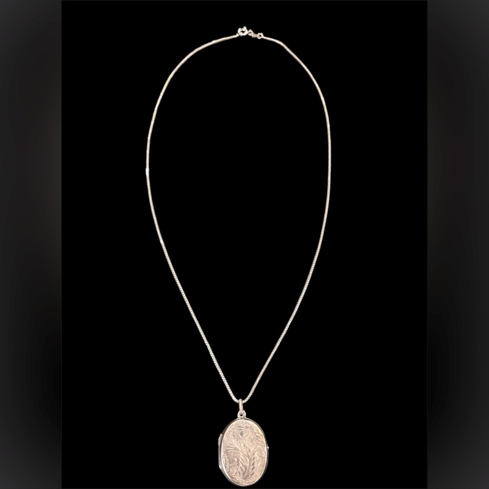 Vintage Sterling 925 etched design locket with 925 Italy sterling necklace